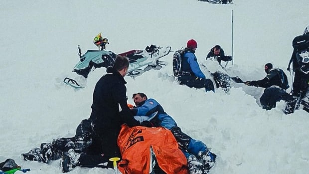 Tour book rescues man from avalanche come Revelstoke, B.C.