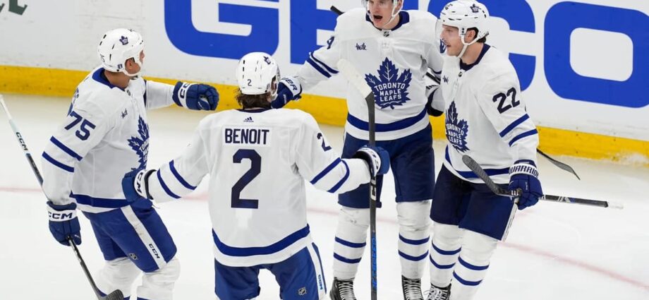 >-canadian-hockey-fans-have-high-hopes-with-4-teams-in-playoffs