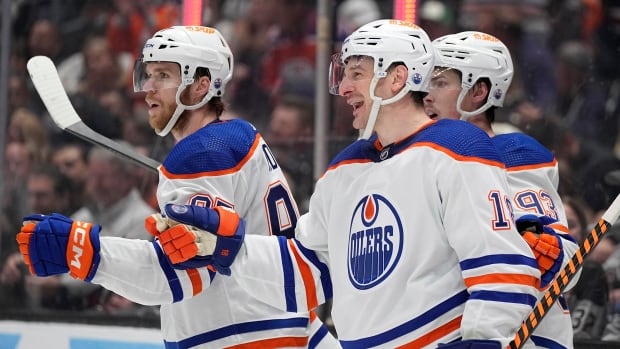 >-oilers-take-2-1-series-lead-after-6-1-rout-of-kings-in-game-3