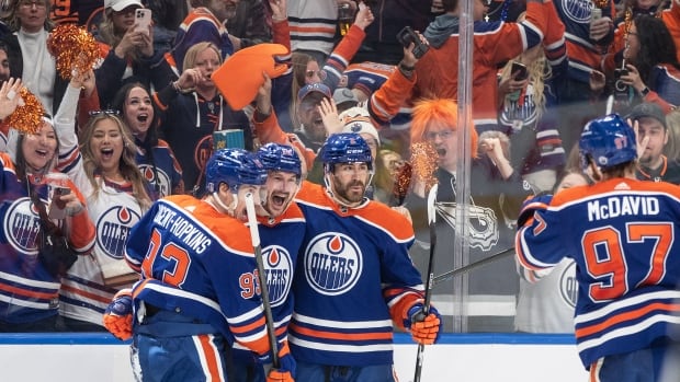>-oilers-crank-up-the-offence,-beat-canucks-5-1-to-force-game-7