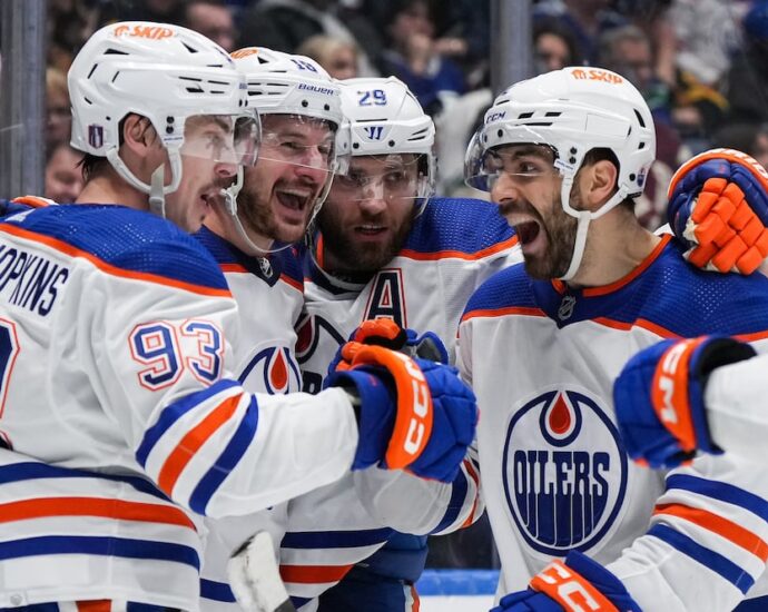 >-a-texas-based-oilers-superfan-is-preparing-for-his-team-to-take-on-the-stars