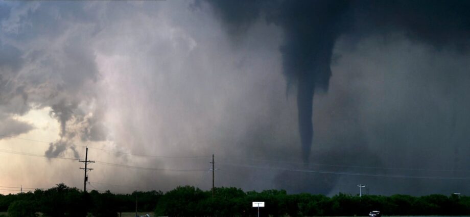 Texas onlookers capture looming tornado on digicam