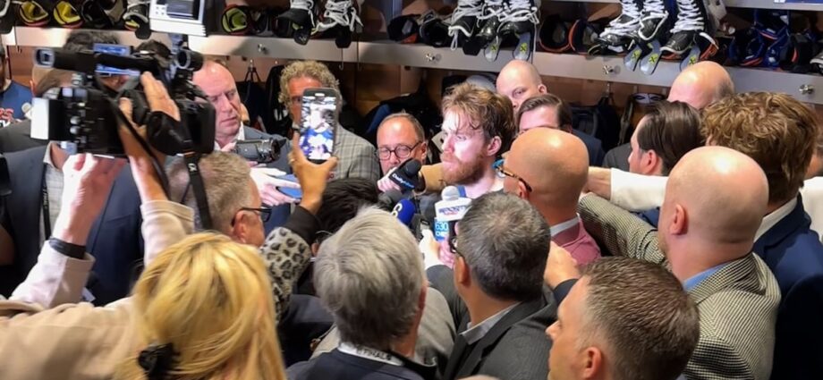 >-a-behind-the-scenes-look-at-the-oilers-dressing-room-after-a-game
