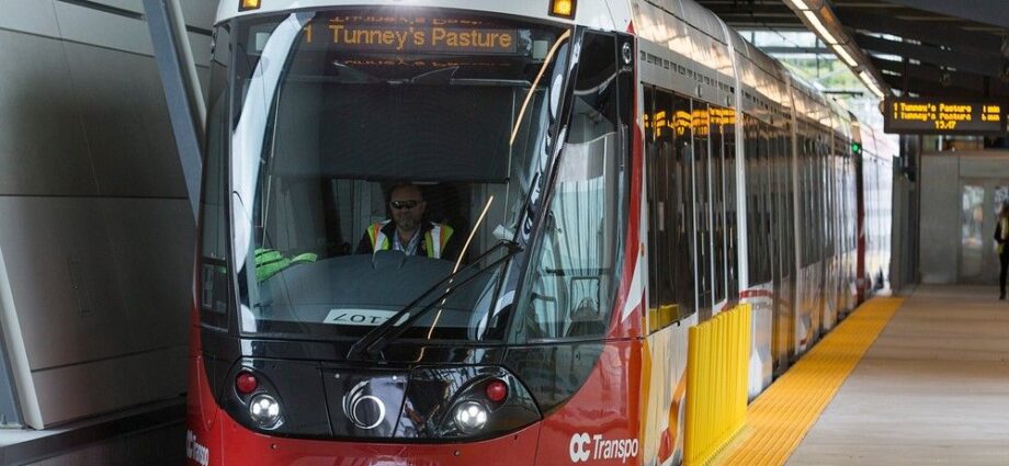 Ottawa LRT shut down Saturday, Sunday morning