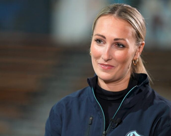 >-jessica-campbell-puts-her-skates-on-the-same-way-as-everyone-else