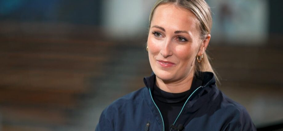 >-jessica-campbell-puts-her-skates-on-the-same-way-as-everyone-else