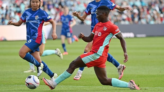 current-forward-temwa-chawinga-named-nwsl-mvp-in-record-setting-season