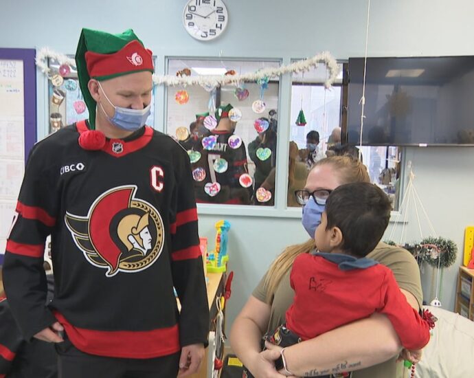 >-ottawa-senators-make-annual-visit-to-cheo
