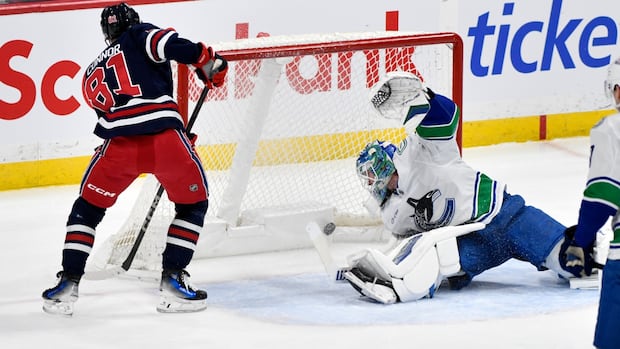 >-kyle-connor-natural-hat-trick-paces-jets-in-6-1-rout-of-canucks