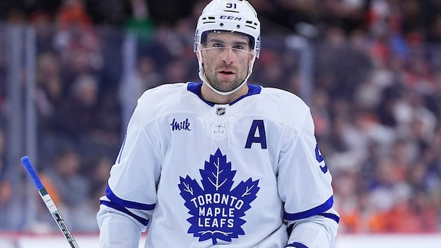 >-maple-leafs’-tavares-suffers-apparent-leg-injury-during-practice-drill
