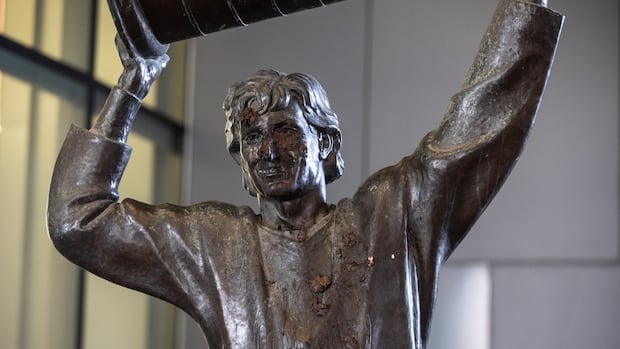 >-excrement-smeared-on-edmonton-statue-of-oilers-great-wayne-gretzky