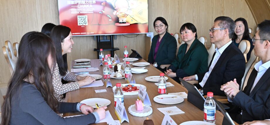 FS visits companies in Beijing (with photos)