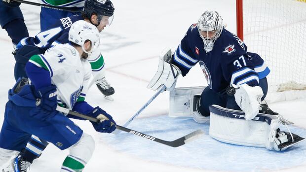 >-as-mvp-buzz-builds,-hellebuyck-says-his-main-focus-is-backstopping-jets-to-a-stanley-cup