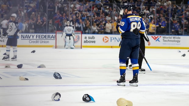 >-hats-fly,-hellebuyck-yanked,-as-blues-pound-jets-7-2-to-win-game-3-in-st.-louis
