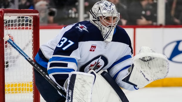 >-jets’-connor-hellebuyck-named-vezina-finalist-yet-again,-despite-playoff-struggles