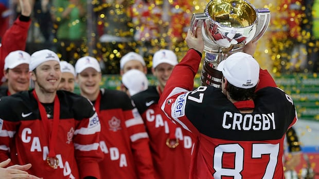 >-friends-and-nhl-stars-crosby,-mackinnon-reunite-at-men’s-hockey-worlds-after-10-years