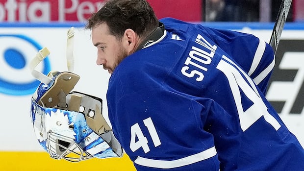 >-leafs-goaltender-anthony-stolarz-skates-before-practice,-but-no-timeline-for-return