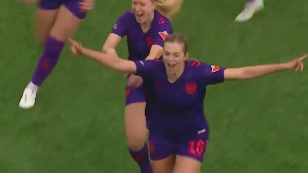 robertson’s-late-goal-lifts-calgary-wild-to-late-upset-win-over-montreal-roses