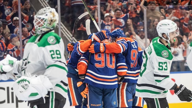 >-edmonton-oilers-inch-closer-to-stanley-cup-final-after-another-win-at-home