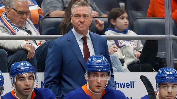 >-patrick-roy-remains-behind-islanders-bench-under-new-gm-mathieu-darche