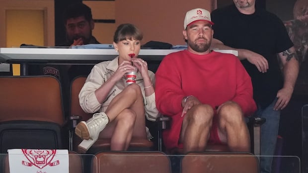 >-taylor-swift-and-travis-kelce-attend-game-4-of-stanley-cup-final-between-oilers-and-panthers