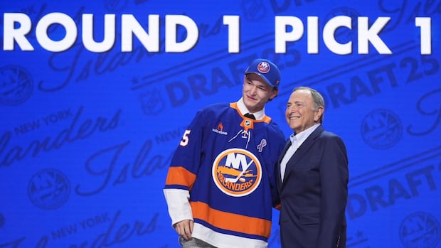 >-islanders-select-blueliner-matthew-schaefer-with-no.-1-pick-in-2025-nhl-draft