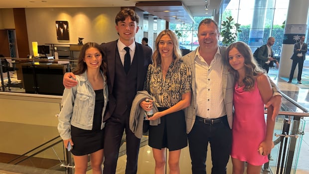 >-saskatoon’s-roger-mcqueen-receives-disney-welcome-from-anaheim-ducks-at-2025-nhl-draft