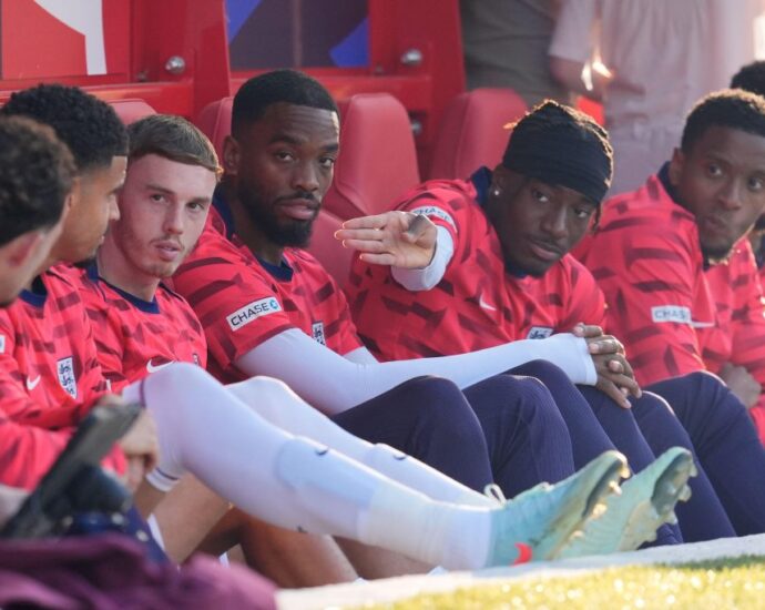 Man United steal into yarn switch for England striker