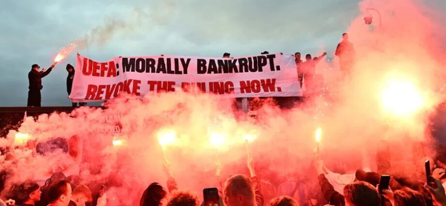 Crystal Palace fans march in express at Europa League relegation
