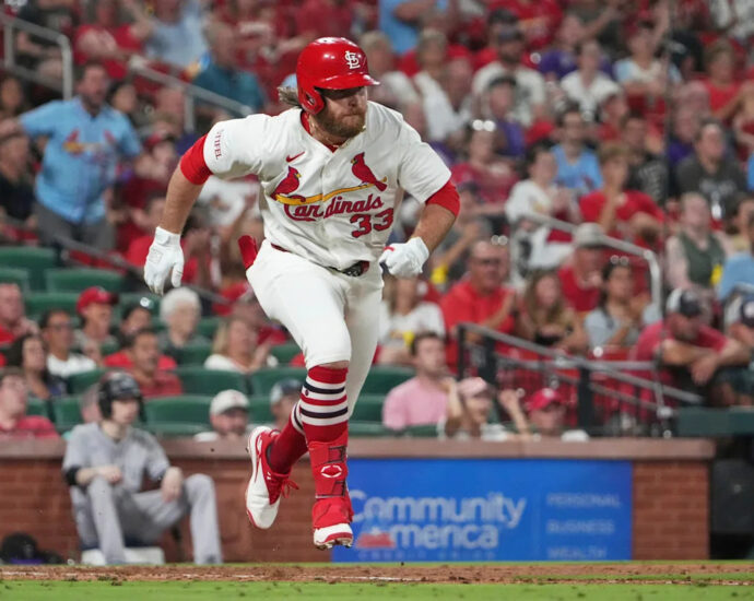 cardinals'-brendan-donovan-scratched-from-lineup-versus-yankees-due-to-foot-soreness