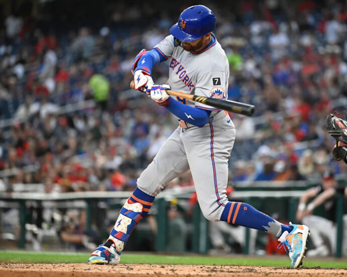 mets-left-fielder-brandon-nimmo-removed-in-2nd-inning-vs.-nationals-with-stiff-neck