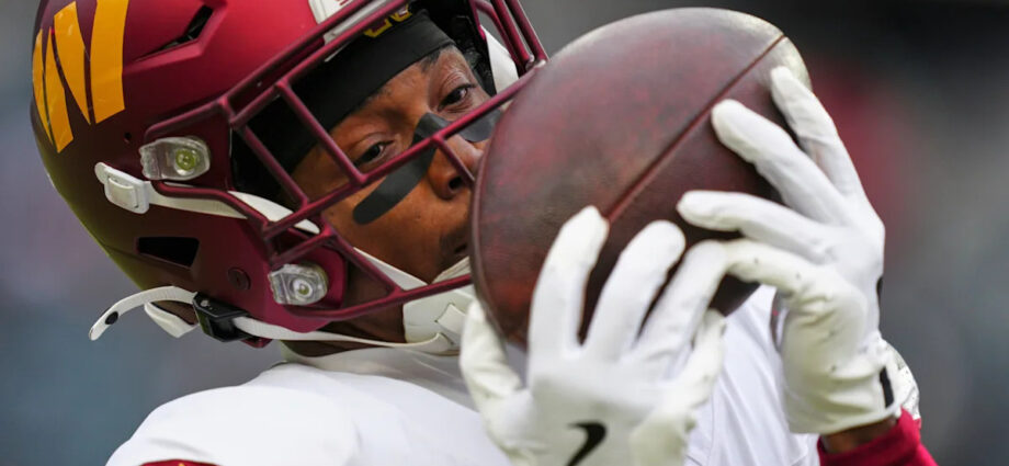 commanders-wr-terry-mclaurin-returns-to-practice-after-signing-contract-extension