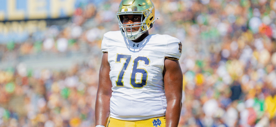 redshirt-freshman-making-first-career-start-for-notre-dame-at-right-guard-against-miami