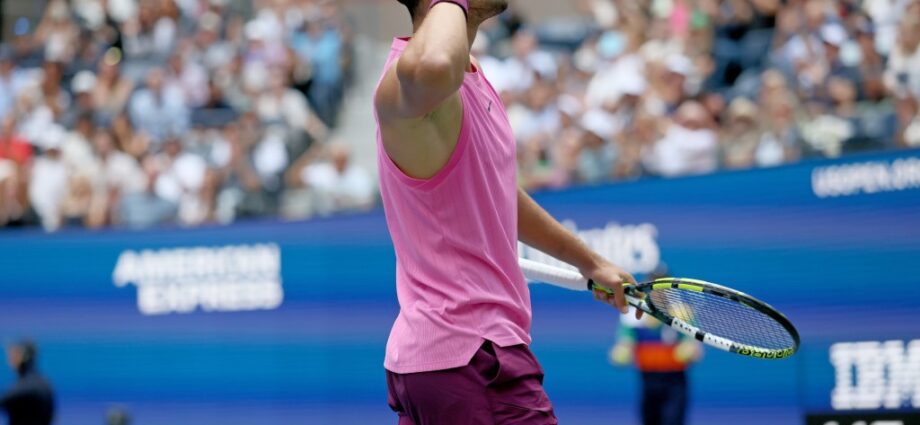 carlos-alcaraz-rolls-into-us-open-semifinals-with-highlight-filled-victory-over-jiri-lehecka