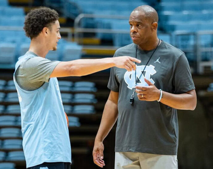 hubert-davis-recognizes-pressure-to-meet-unc-basketball-standard