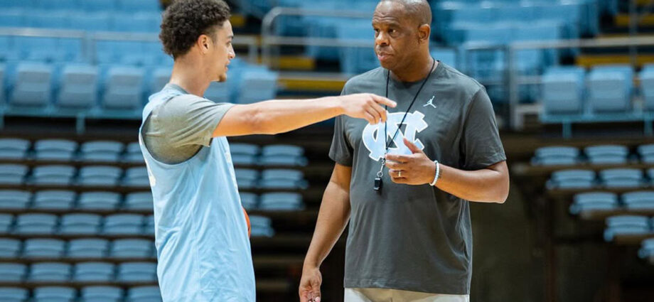 hubert-davis-recognizes-pressure-to-meet-unc-basketball-standard