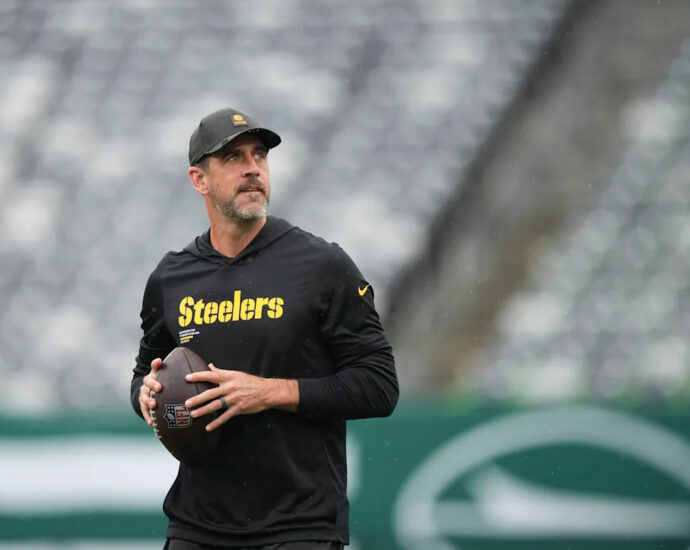 aaron-rodgers-returns-to-metlife-stadium-with-steelers-after-disappointing-jets-stint