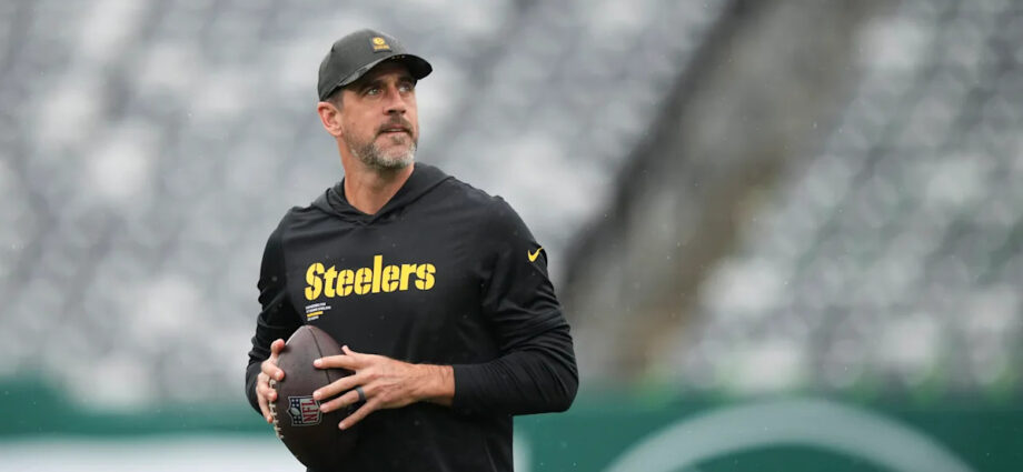 aaron-rodgers-returns-to-metlife-stadium-with-steelers-after-disappointing-jets-stint