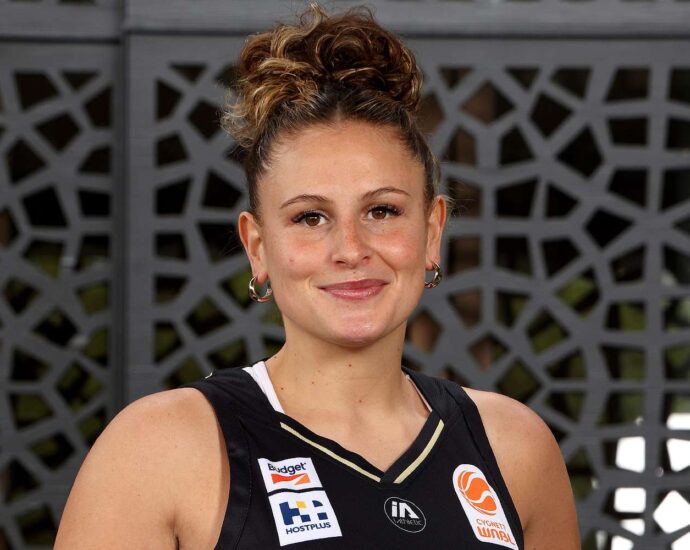 former-syracuse-basketball-star-tiana-mangakahia-dies-at-30-after-breast-cancer