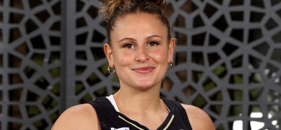 former-syracuse-basketball-star-tiana-mangakahia-dies-at-30-after-breast-cancer