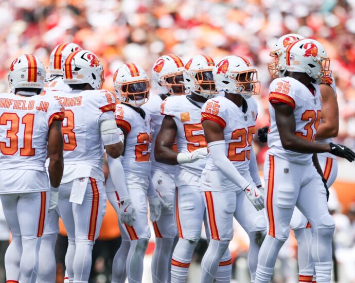 jamel-dean’s-pick-six-puts-bucs-up-20-6-at-halftime