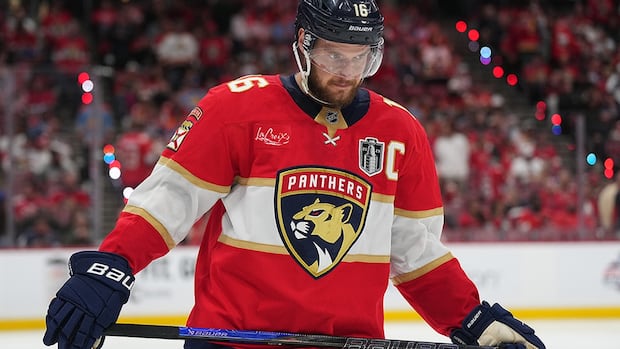 >-panthers’-aleksander-barkov-needs-help-leaving-ice-after-apparent-leg-injury
