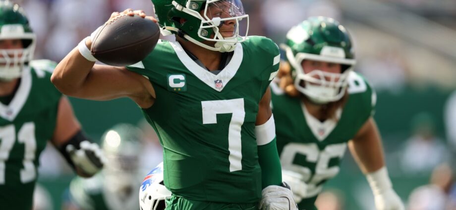 justin-fields-back-at-practice-for-jets-but-not-cleared-to-play-yet