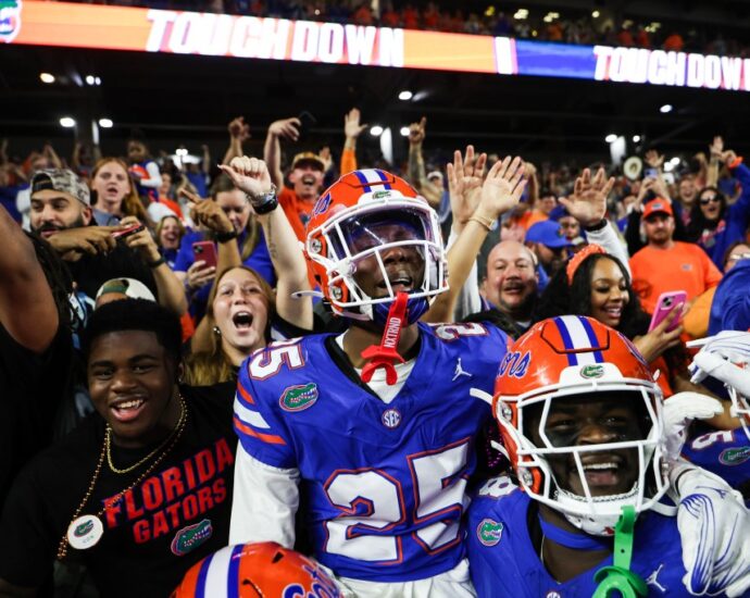 gator-cormani-mcclain’s-first-start-in-swamp-serves-as-a-special-moment-for-a-mother-and-son