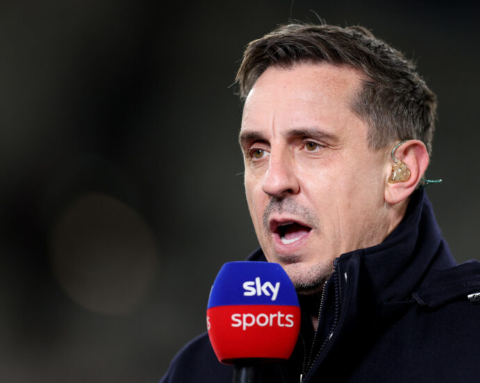 gary-neville-slams-liverpool-star-after-chelsea-defeat