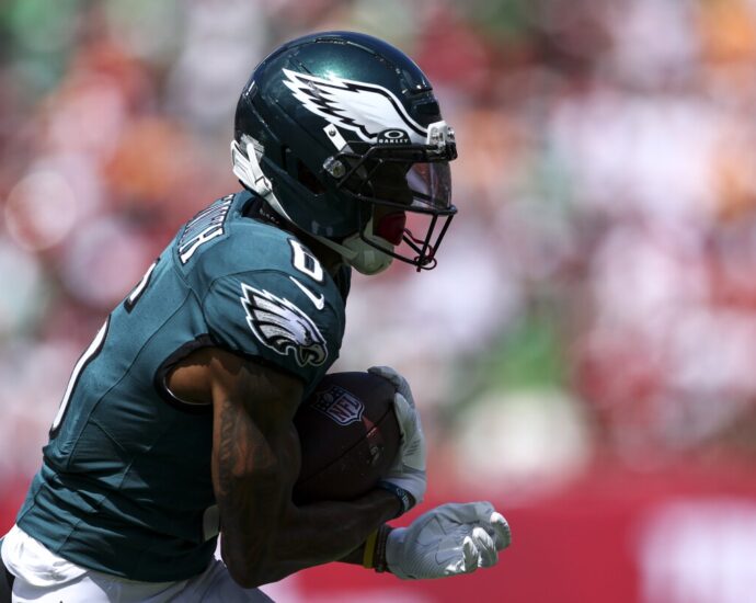 devonta-smith’s-52-yard-catch-helps-eagles-to-10-3-halftime-lead