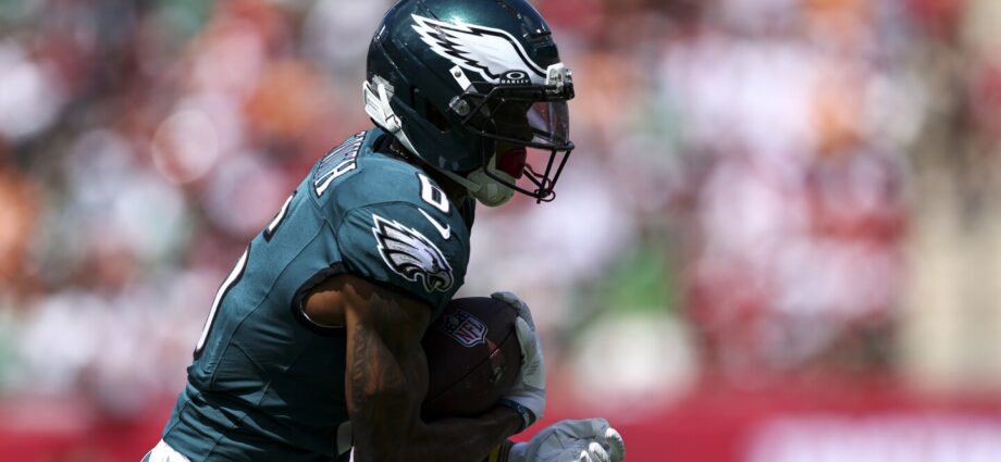 devonta-smith’s-52-yard-catch-helps-eagles-to-10-3-halftime-lead