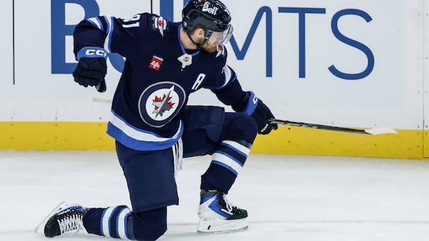 >-winnipeg-jets-lose-season-opener-to-dallas-stars,-despite-late-rally,-kyle-connor-hat-trick