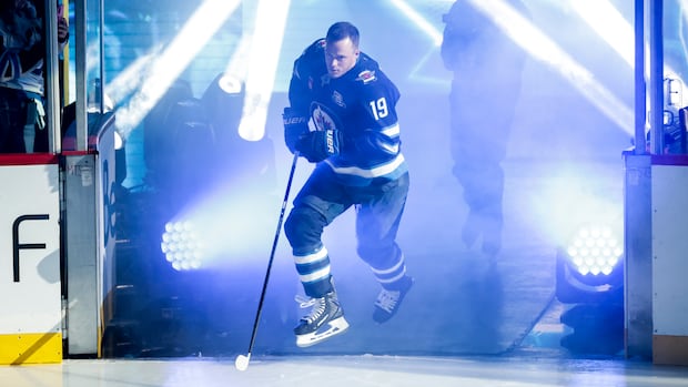 >-jonathan-toews’s-return-to-nhl-greeted-with-loud-cheers-during-debut-with-hometown-winnipeg-jets
