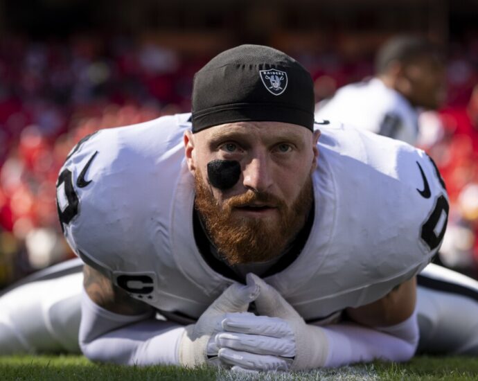 maxx-crosby-doubtful-to-return-with-knee,-back-injuries;-chiefs-lead-28-0